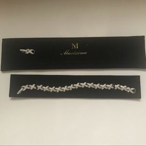 Marissima Bracelet with extender in velvet holder